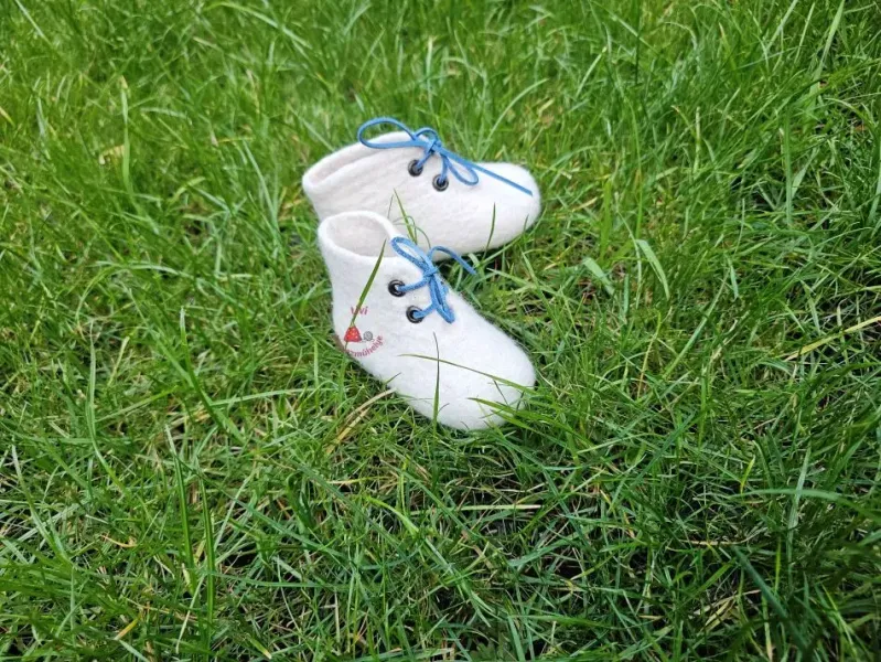 Fehér nemez babacipő kék bőrfűzővel, ringlivel 